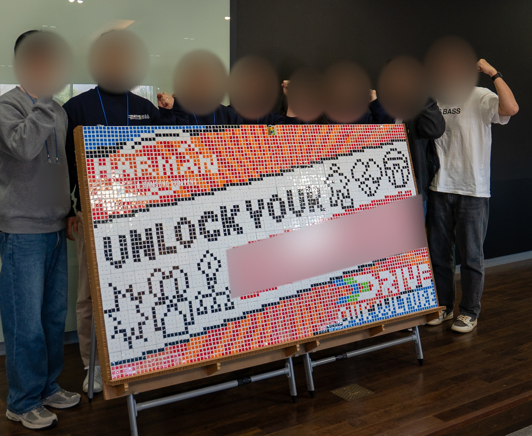 완성된 MOSAIC ART 작품과 함께 찍은 하만 워크숍 기념사진, 참가자 얼굴과 일부 문구 가림